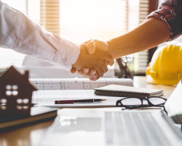 deux personnes se serrent la main